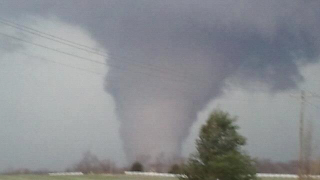 Illustration for article titled Today's Terrifying And Historic Tornadoes Up Close